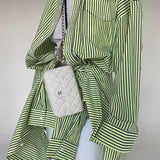 Blusa de rayas con botones y mangas largas