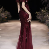 Vestido de noche con lentejuelas y malla y hombros descubiertos