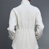 Chaqueta de largo medio con cuello alto y cintura con cordón Air Layer