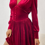 Vestido corto entallado de terciopelo con manga larga y escote en pico, abotonado.