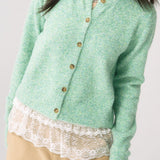 Chaleco verde con mangas remangadas