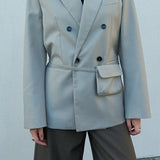 Blazer con cinturón estilo viajero