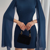 Vestido mini ajustado con cuello redondo adornado con pedrería.
