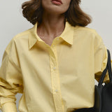 Blusa holgada de algodón amarilla con botones, ideal para uso diario.
