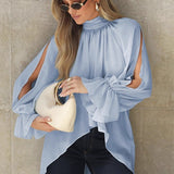 Blusa de gasa azul con mangas acampanadas y aberturas