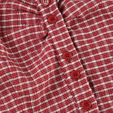 Blusa entallada con estampado de cuadros preppy y cuello abotonado.