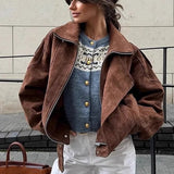 Chaqueta marrón relajada con corte holgado.