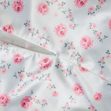 Vestido largo elegante con tirantes al descubierto y estampado floral.