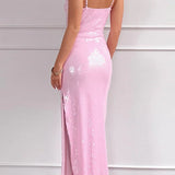 Vestido de noche rosa con lentejuelas, escote en pico y abertura.