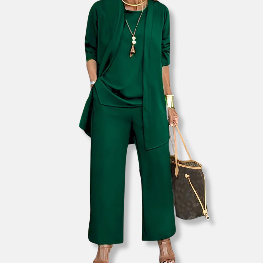 Traje de mujer: Chaqueta abierta y fluida, pantalón ancho, tejido suave y transpirable.