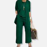 Traje de mujer: Chaqueta abierta y fluida, pantalón ancho, tejido suave y transpirable.