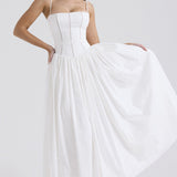 Elegante vestido largo con delicadas flores y camisolas de cuento de hadas.