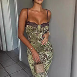 Vestido largo con abertura y diseño ajustado en encaje con estampado de bloques de color.