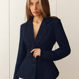 Blazer entallado con escote en pico y hombros acolchados, manga larga.