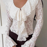 Elegante blusa de encaje blanco con mangas acampanadas
