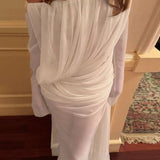 Elegante vestido largo de punto liso transparente con detalles de hombros descubiertos y fruncido.