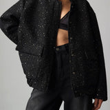 Chaqueta de lentejuelas con cuello alto y bolsillos.
