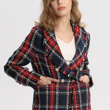 Un elegante blazer multibotón de tweed a cuadros