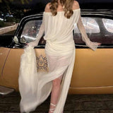 Elegante vestido largo de punto liso transparente con detalles de hombros descubiertos y fruncido.