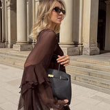 Blusa holgada de gasa con volantes y cuello redondo.