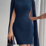 Vestido mini ajustado con cuello redondo adornado con pedrería.