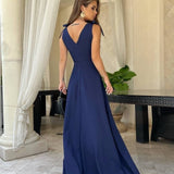 Vestido de noche largo y elegante sin mangas.