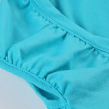 Blusa entallada con mangas abullonadas abotonadas y cuello redondo.