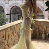 Elegante vestido largo con estampado floral liso, varillas y frunces.