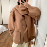 Abrigo de lana liso con bordado, cuello con pompones y bufanda.