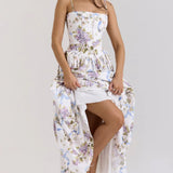 Elegante vestido largo con delicadas flores y camisolas de cuento de hadas.