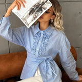Blusa de rayas con volantes y cintura anudada