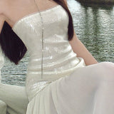 Vestido largo fluido sin tirantes con paneles de lentejuelas