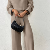 Conjunto de dos piezas: pantalón de punto de pierna ancha con escote en pico informal.