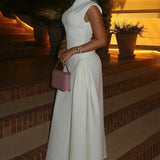 Elegante vestido liso sin mangas con cintura fruncida.