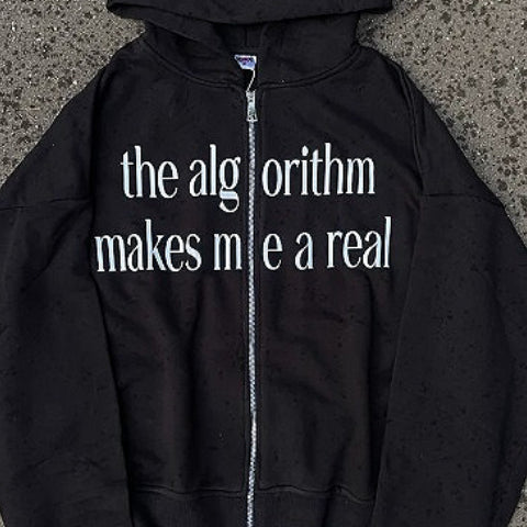 Sudadera con capucha elegante con un divertido estampado de letras y bloques de color.