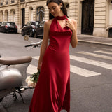 Vestido de noche largo de satén con escote en V y espalda abierta.