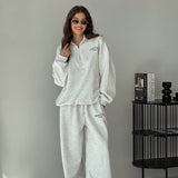 Conjunto de dos piezas: sudadera con capucha estampada con media cremallera y pantalones rectos y anchos.