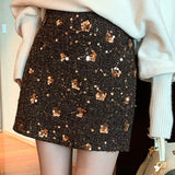 Falda corta de talle alto, corte A, bordada con lentejuelas.