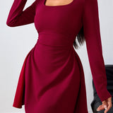 Elegante minivestido con fruncido, escote cuadrado liso y cintura alta.