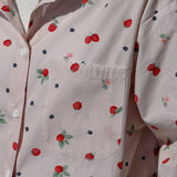 Conjunto de dos piezas: camisa rosa y pantalón corto con ribete de encaje.