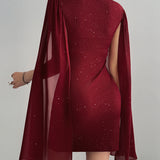 Vestido mini ajustado con cuello redondo adornado con pedrería.