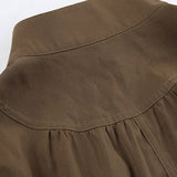 Chaqueta utilitaria con cinturón y bolsillos con cremallera.