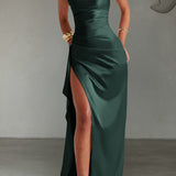 Elegante vestido largo con tirantes finos.
