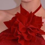 Vestido de noche ajustado con cuello halter y pedrería, adornado con flores 3D y pedrería en la cintura.