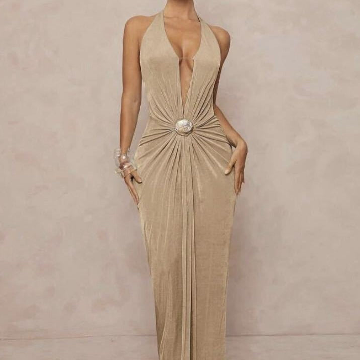 Vestido largo de escote pronunciado con ribete metálico fruncido, espalda baja y escote abierto.