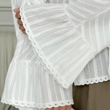 Elegante blusa jacquard con mangas acampanadas y mangas anchas.