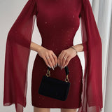 Vestido mini ajustado con cuello redondo adornado con pedrería.