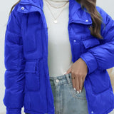 Chaqueta acolchada de colores brillantes con cuello alto.