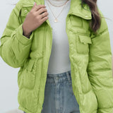 Chaqueta acolchada de colores brillantes con cuello alto.