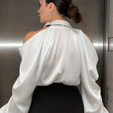 Blusa elegante y profesional con cuello y mangas largas.